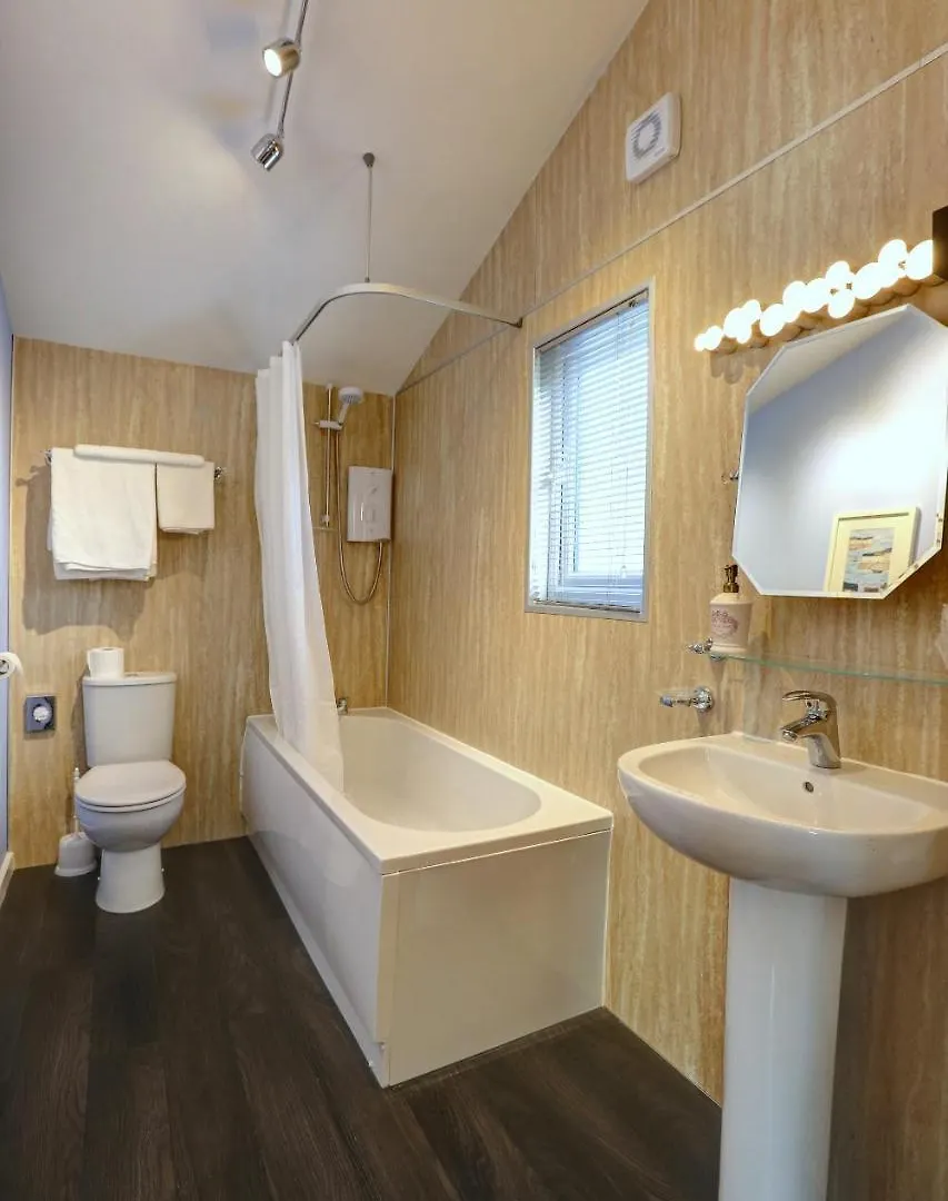 ***  Manor Court Hotel Carnaby 영국